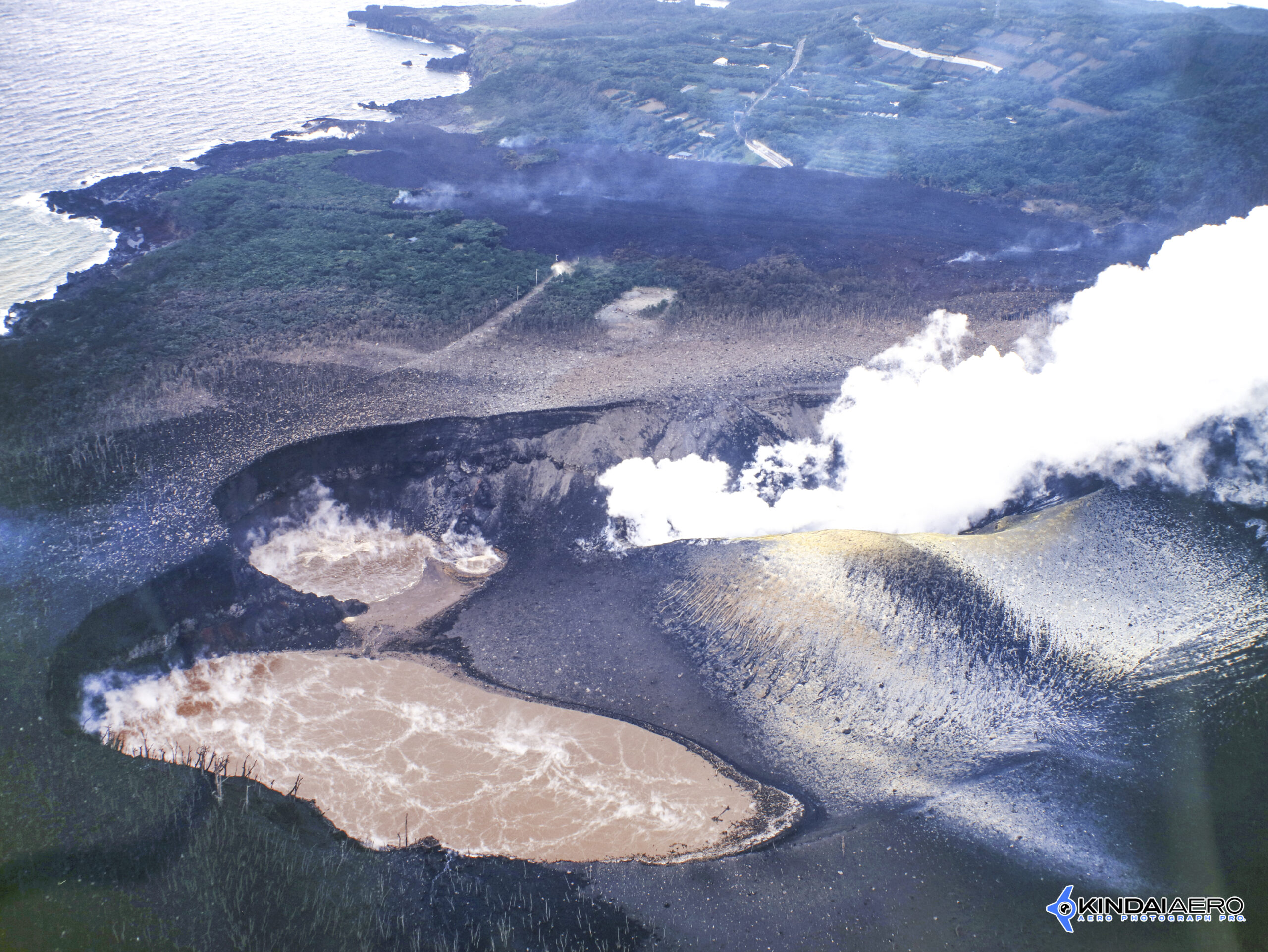 東京都三宅村・三宅島の噴火-噴火口の航空写真撮影 1983-10