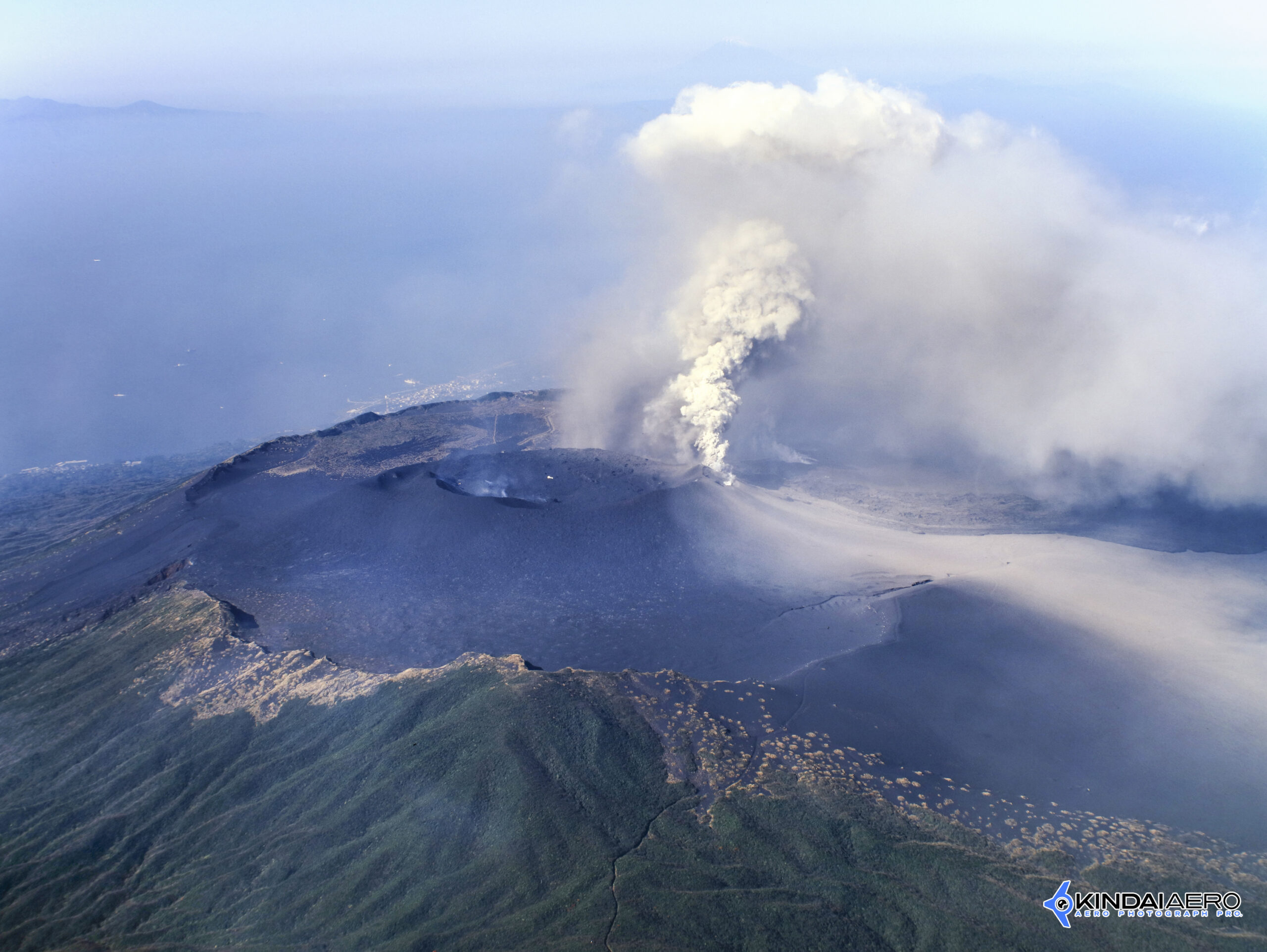 東京都大島町・三原山の噴火-河口付近の航空写真撮影 1986-11