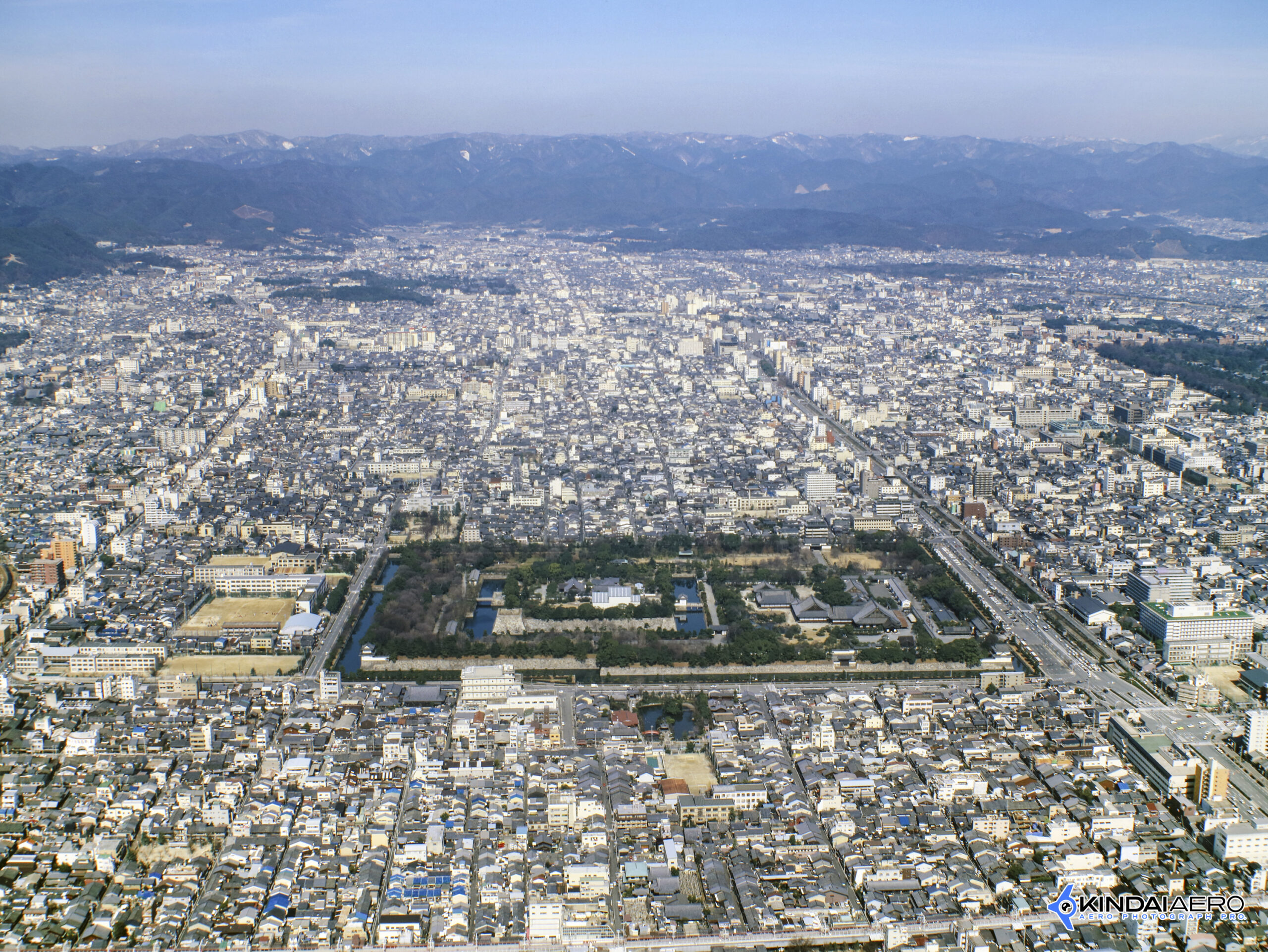 京都府京都市・二条城と北山連峰の航空写真撮影 1988-02