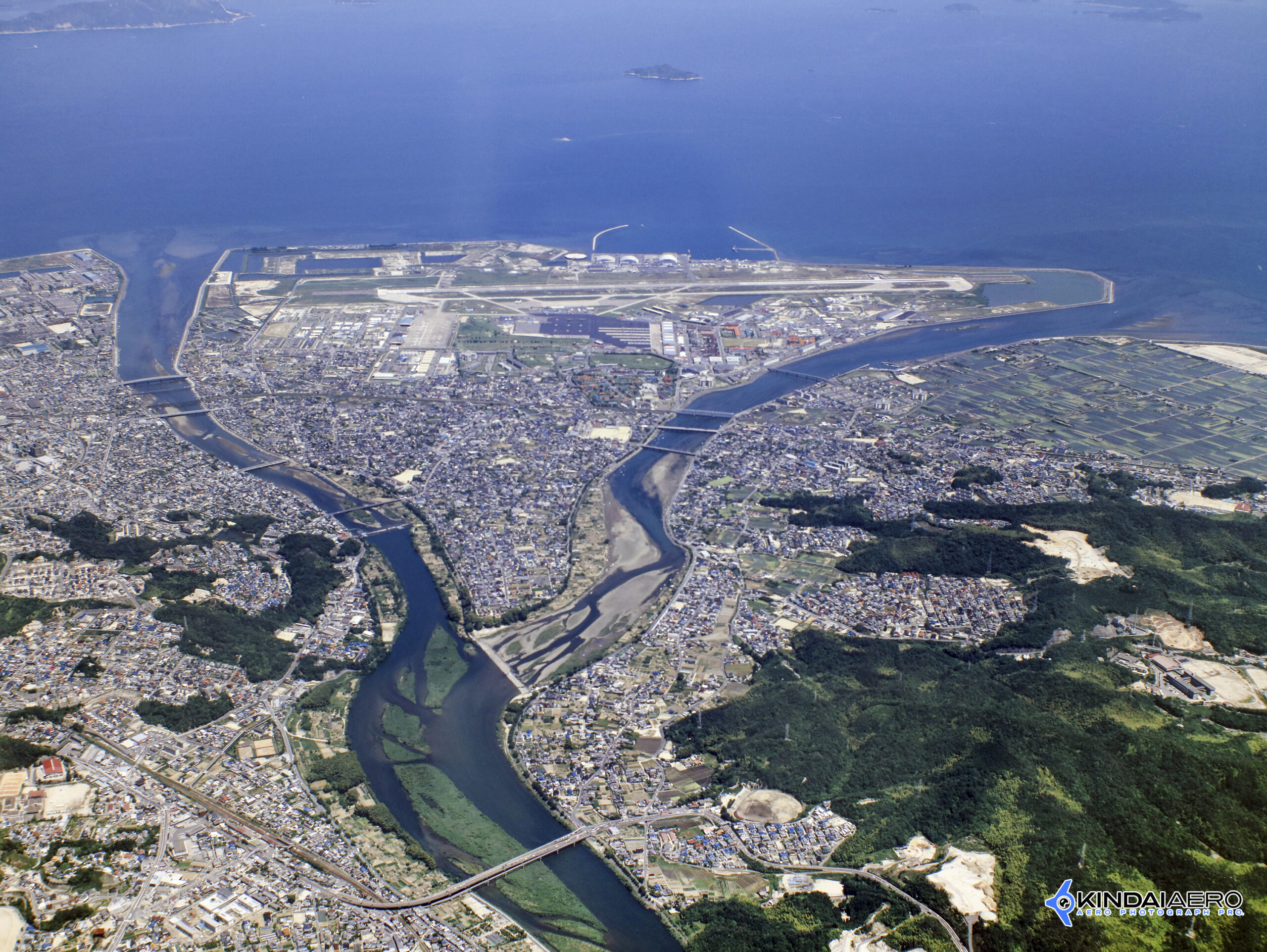 山口県岩国市・岩国市街地と岩国飛行場の航空写真撮影 1987-04
