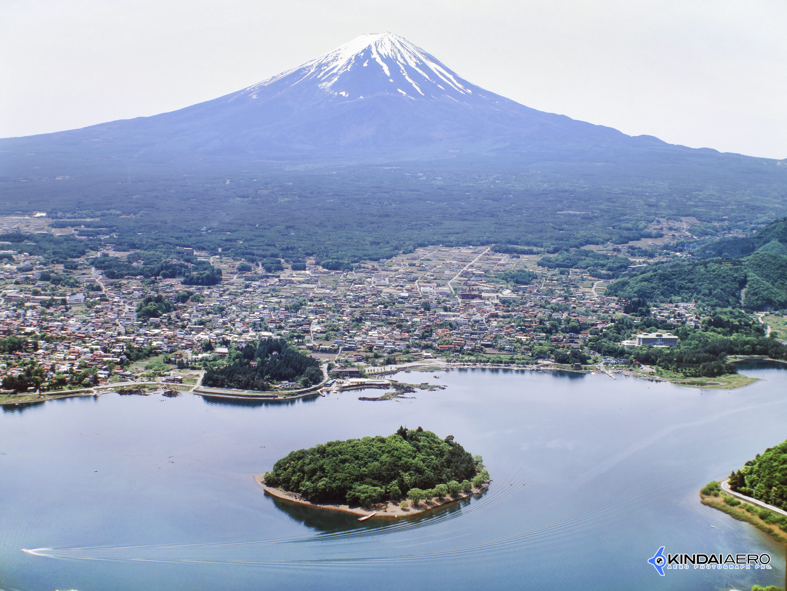 山梨県南都留郡・河口湖-うの島と富士山 航空写真撮影 1992-08