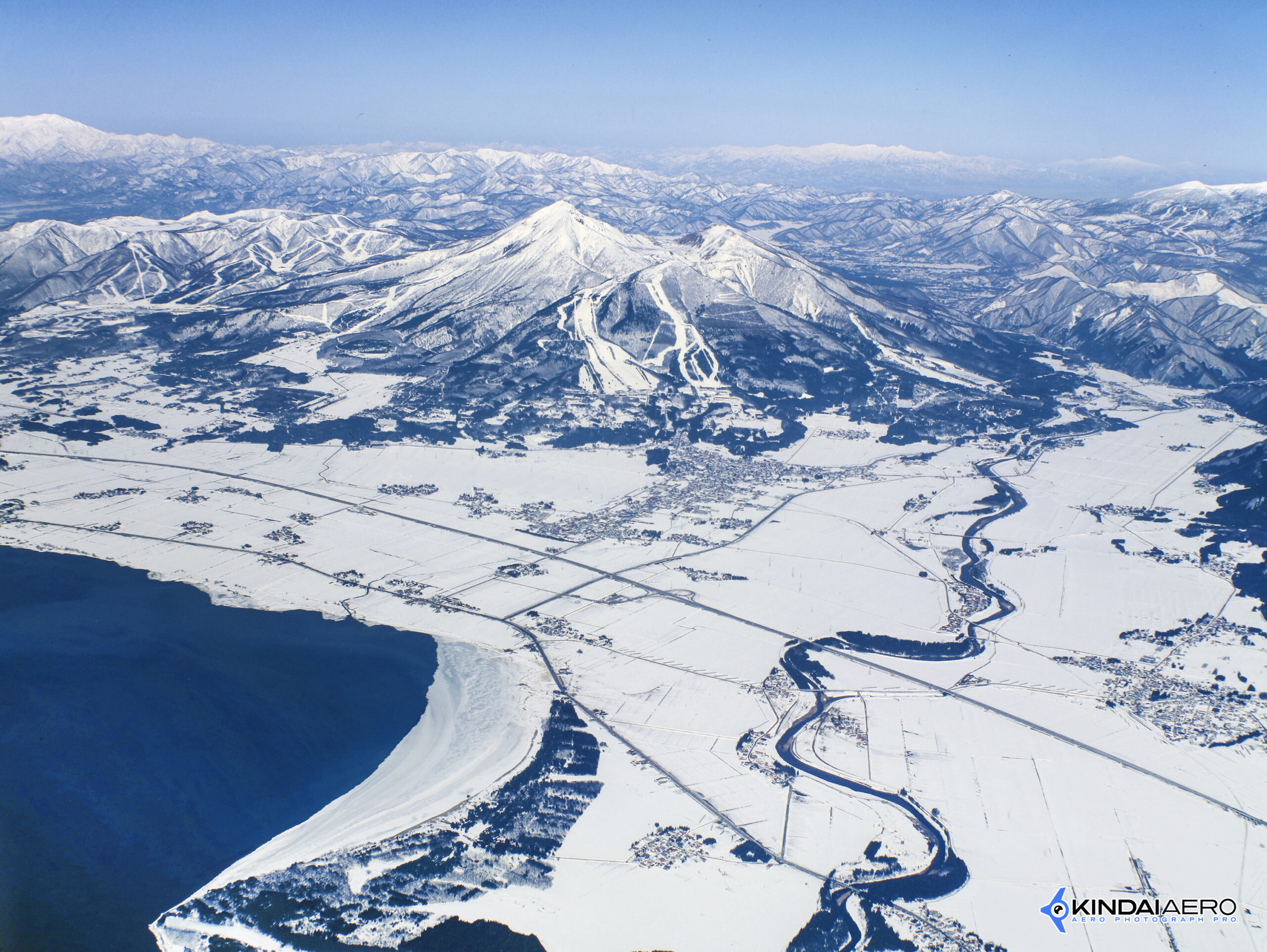 福島県耶麻郡・雪景色の磐梯山と猪苗代湖　航空写真撮影 1994-02