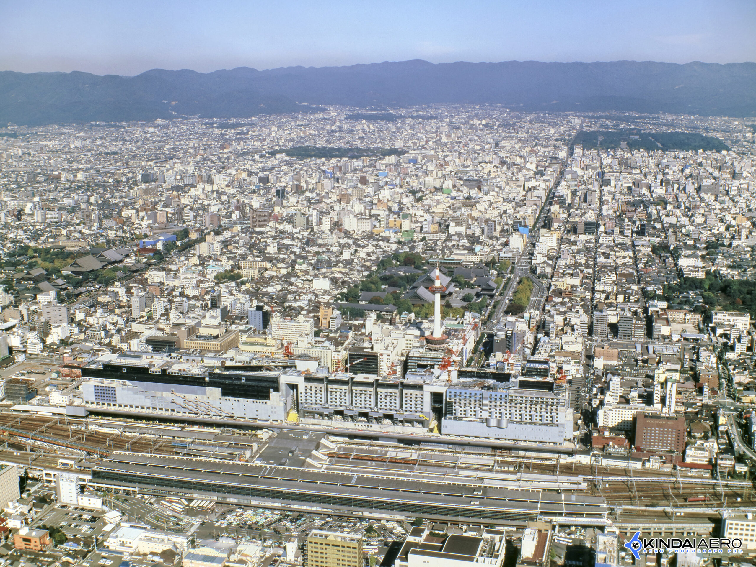 京都府京都市・京都駅(建設中)と市街地　航空写真撮影 1996-11
