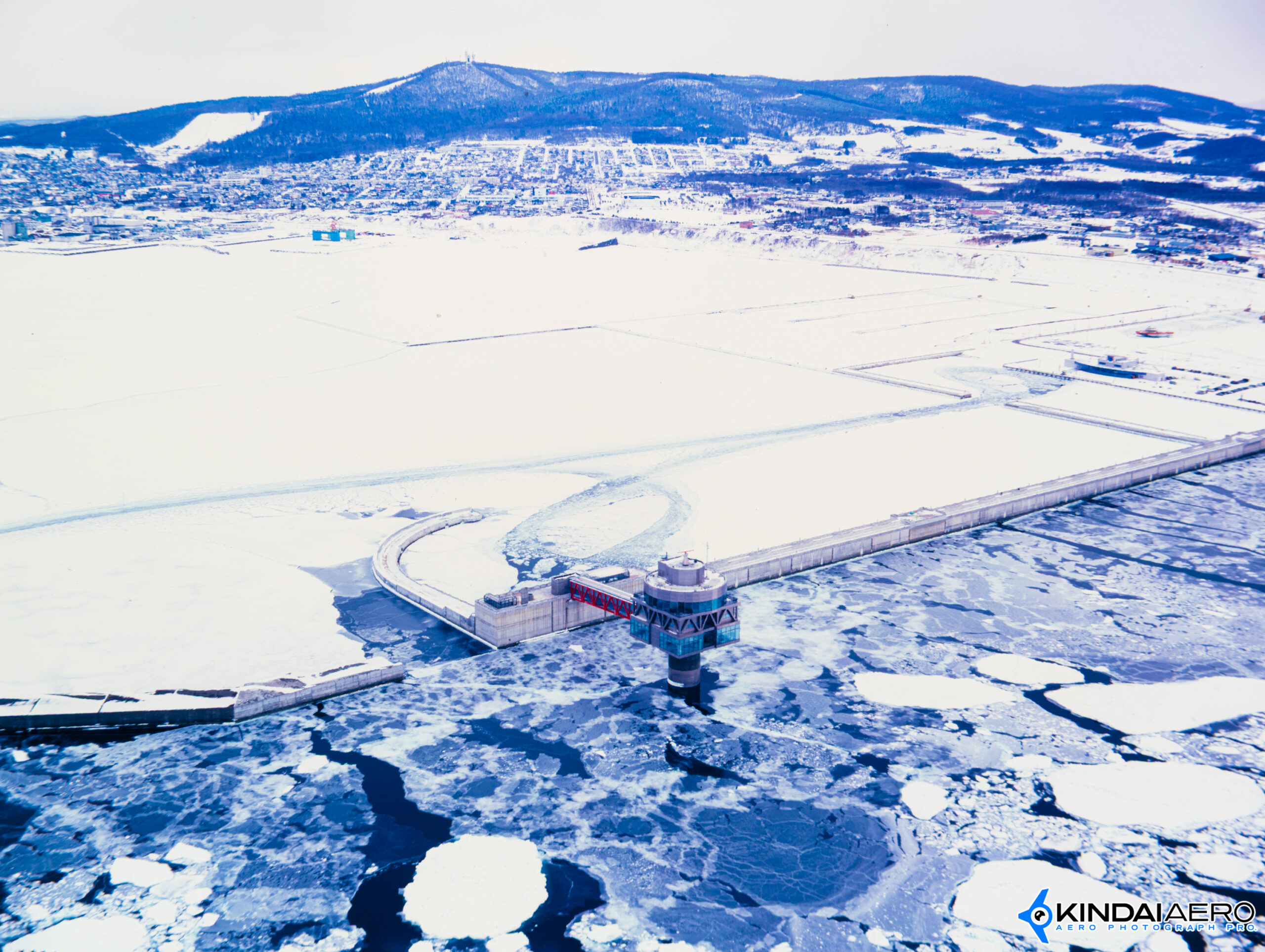 北海道紋別市 流氷に囲まれるオホーツクタワーの航空写真撮影 1990年台