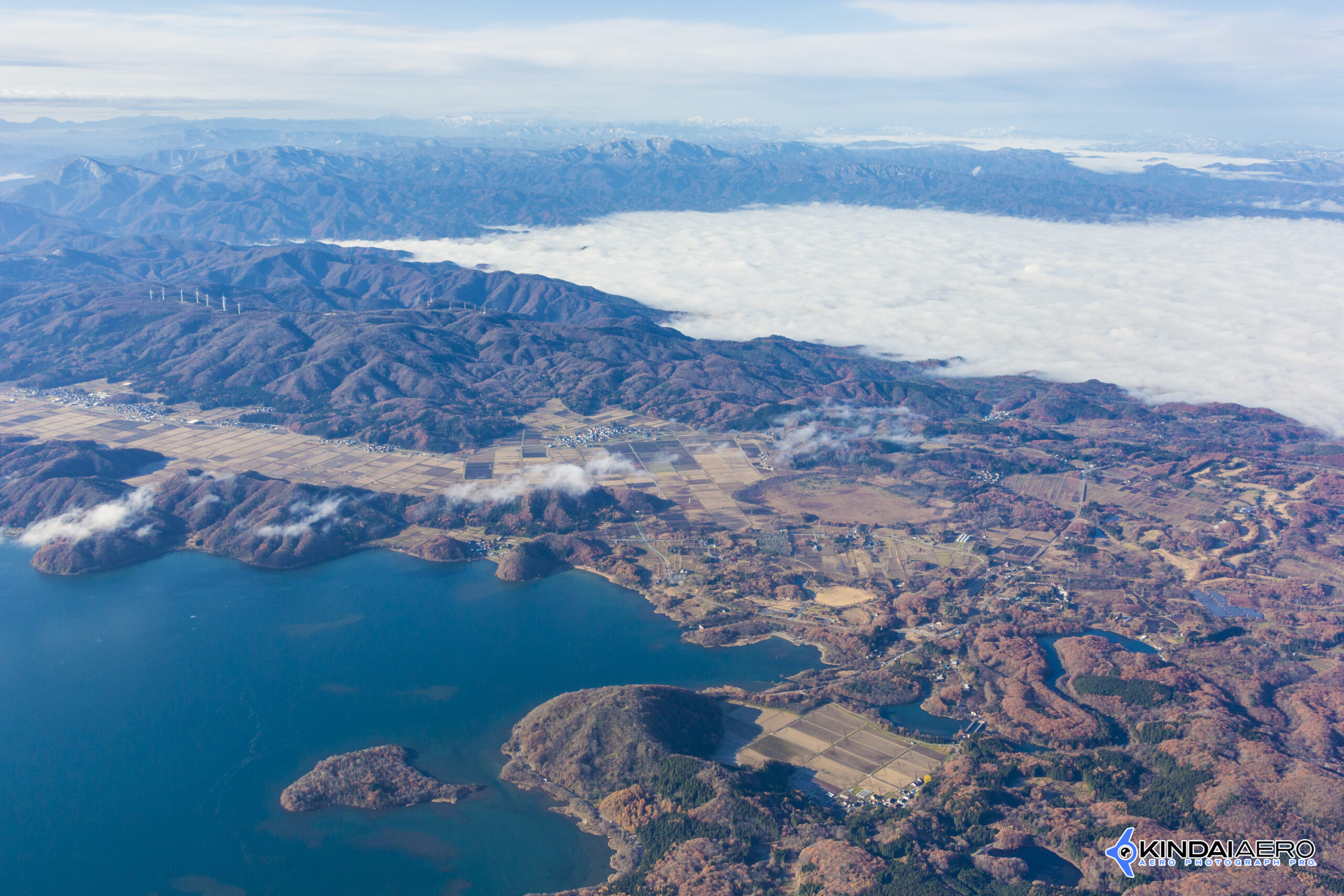 福島県耶麻郡 猪苗代湖と会津盆地の雲海　航空写真撮影 2019-11-22