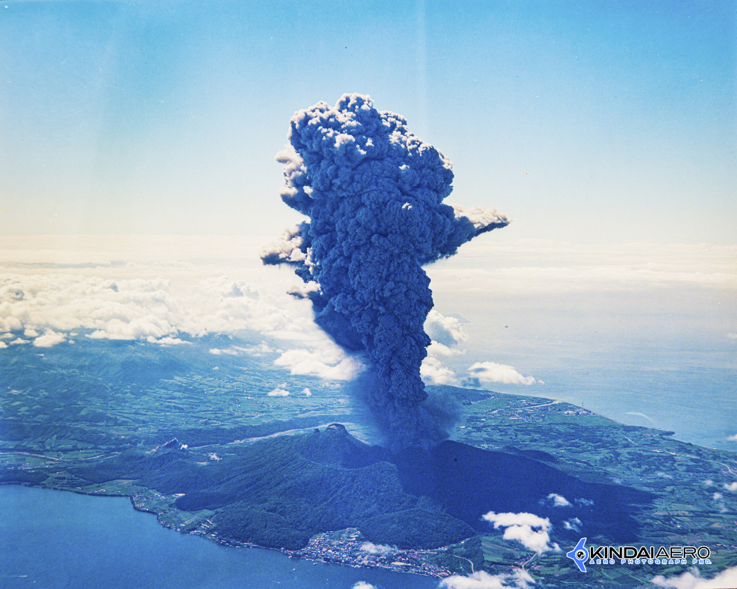 北海道 洞爺湖上空から有珠山の噴火の瞬間を航空写真撮影 1977年