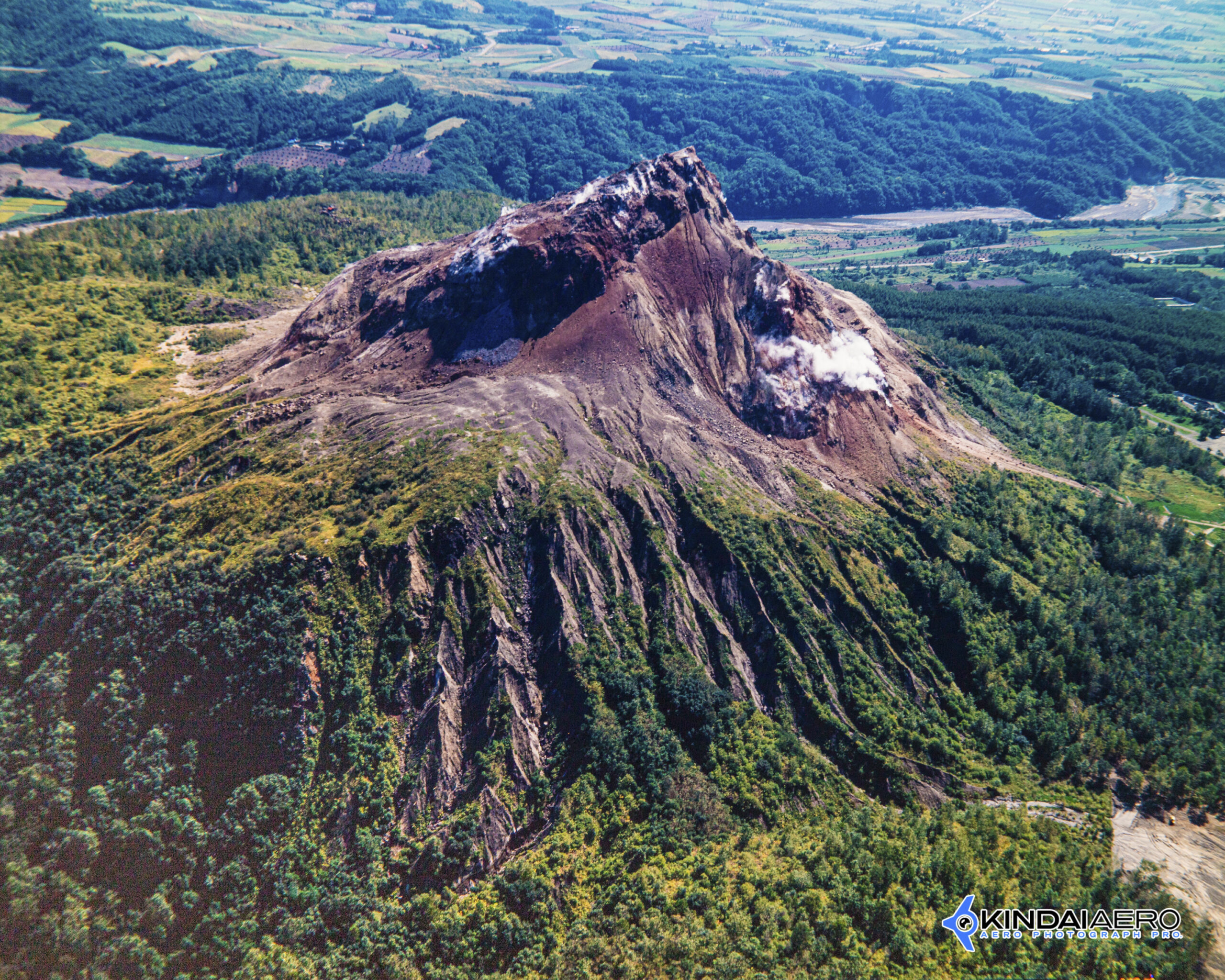 北海道 有珠郡 昭和新山 (特別天然記念物) を航空写真撮影 1981年