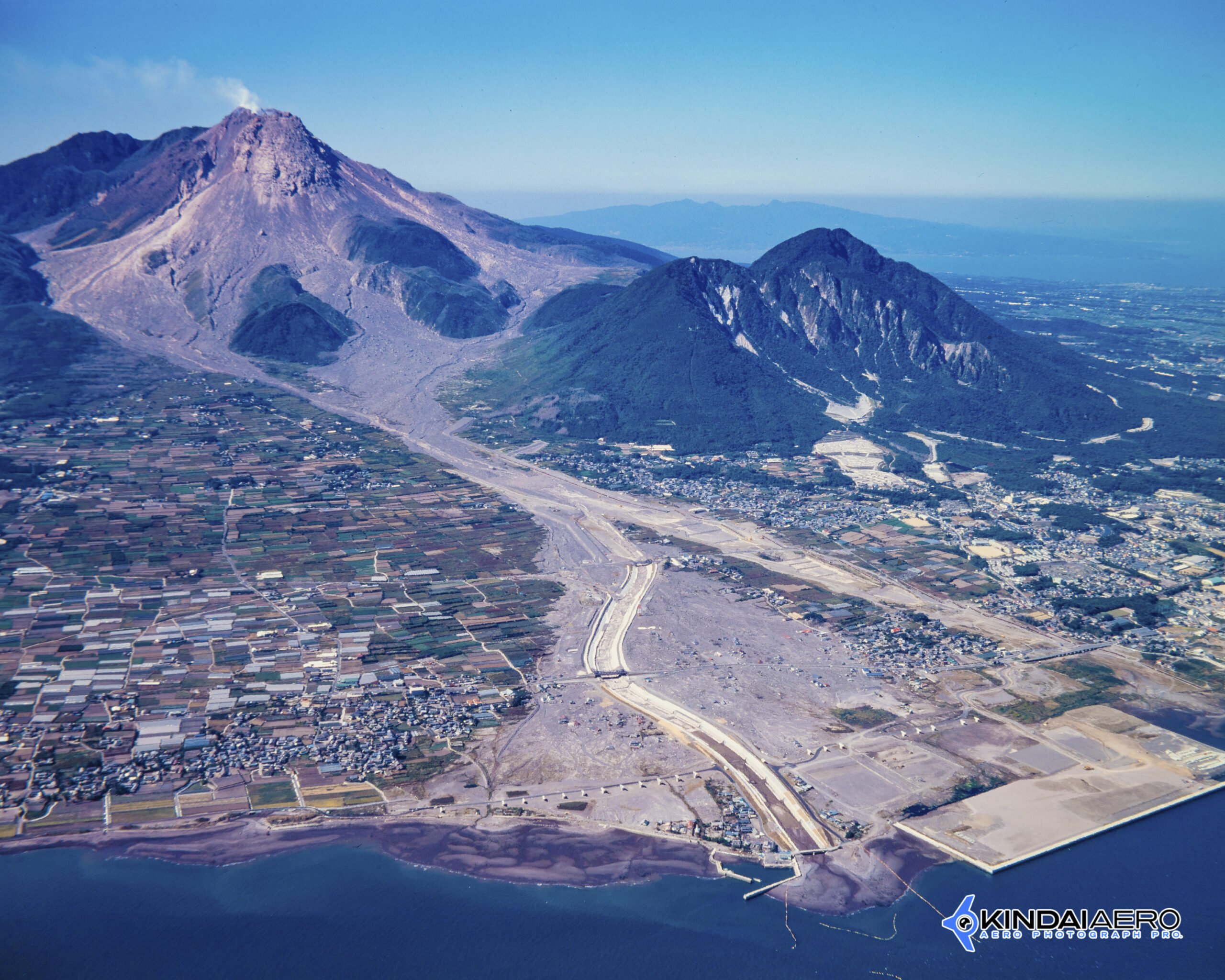 長崎県 雲仙普賢岳 噴火後の火砕流・土石流を航空写真撮影 1994年