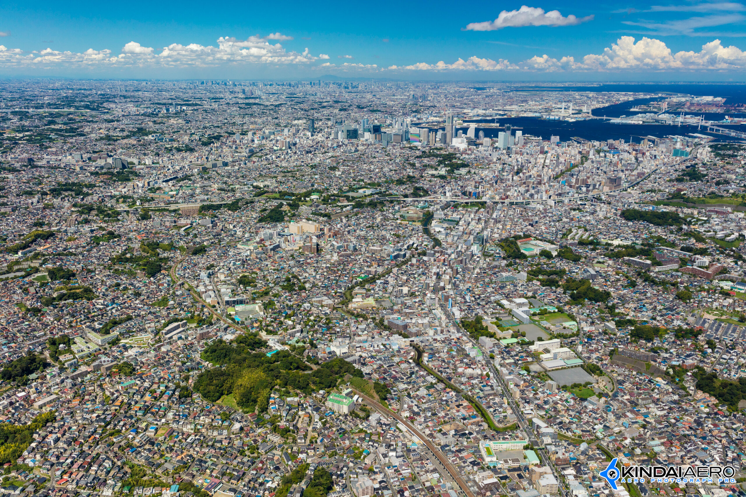 神奈川県横浜市南区からみなとみらい方向へ航空写真撮影 2023-08-25