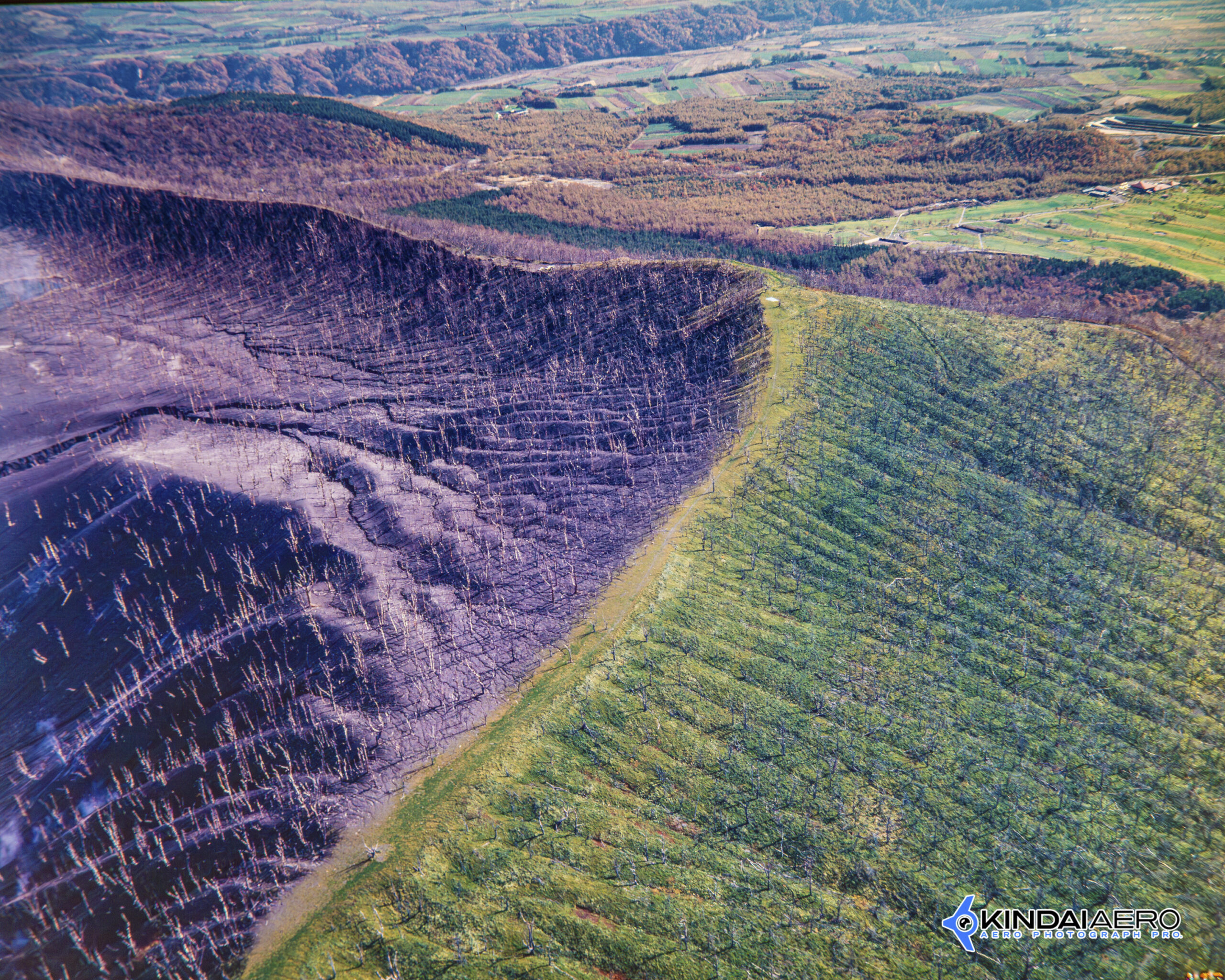 北海道 有珠山噴火後の山の状態を航空写真撮影 1970年台